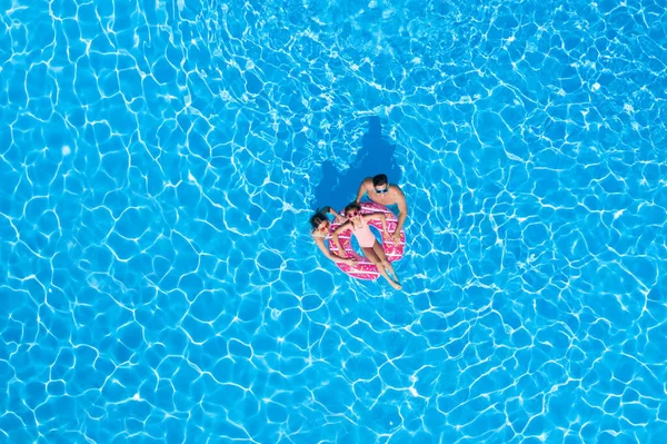 Yüzme Havuzunda Şişme Yüzük Takan Mutlu Bir Aile Yaz Tatili — Stok fotoğraf