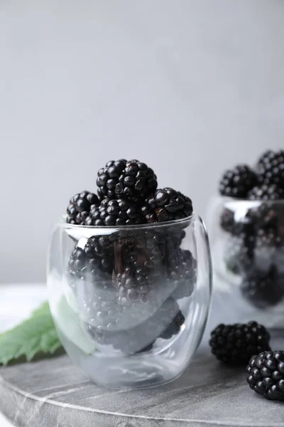 Deliciosas Moras Maduras Frescas Vidrio Sobre Mesa — Foto de Stock