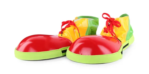 Beyaz Üzerine Kırmızı Bağcıkları Olan Komik Renkli Palyaço Ayakkabıları — Stok fotoğraf
