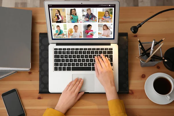 Insegnante Che Impartisce Lezioni Scuola Online Durante Quarantena Distanze Sociali — Foto Stock