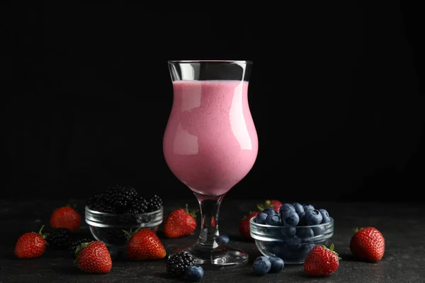 Leckerer Milchshake Und Frische Beeren Auf Schwarzem Schiefertisch — Stockfoto