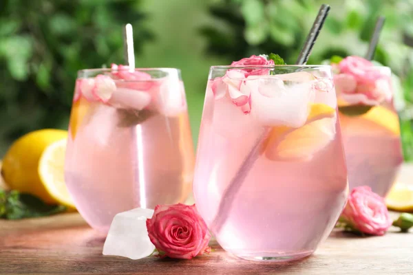 Delicious Refreshing Drink Rose Flowers Lemon Slices Wooden Table Closeup — Stock Photo, Image