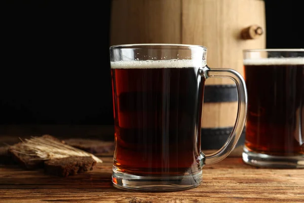 Köstlicher Kvass Brot Und Spieße Auf Holztisch — Stockfoto