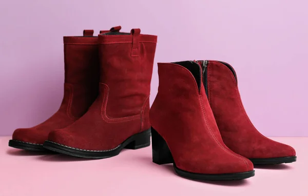 色系底色的时尚红色女靴 — 图库照片