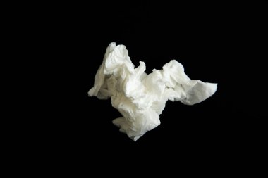 Siyah arkaplanda beyaz kağıt mendil kullanıldı