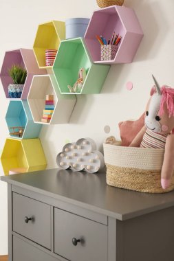 Odadaki ışık duvarındaki parlak renkli raflar. İç tasarım