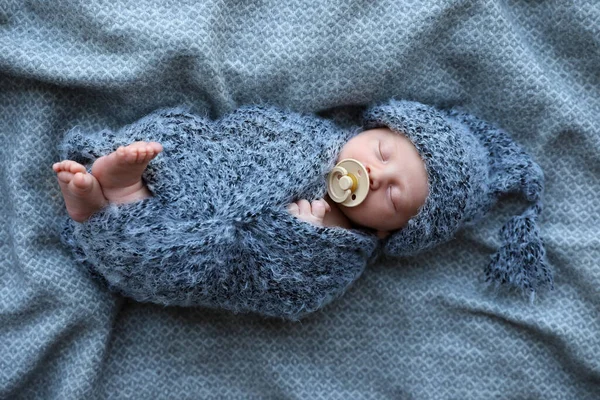 Niedliches Neugeborenes Schlafend Auf Decke Draufsicht — Stockfoto
