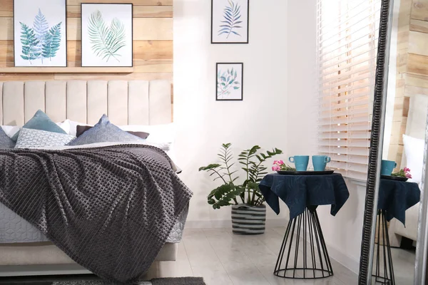 Stilvolles Interieur Mit Großem Bequemen Bett Und Schönen Gemälden — Stockfoto