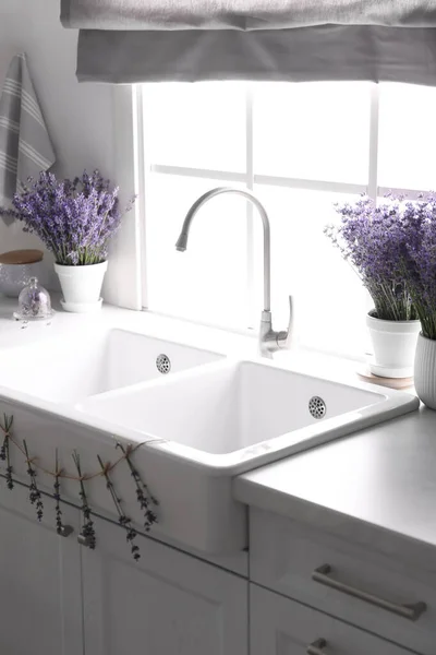 Beautiful Lavender Flowers Countertop Sink Kitchen — Stock Photo, Image