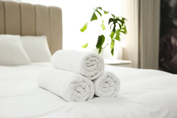 Чисті Білі Рушники Ліжку Вдома — стокове фото