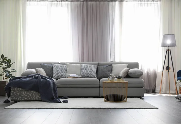 Elegantes Wohnzimmer Mit Bequemen Sofa Der Nähe Von Fenstern Innenarchitektur — Stockfoto