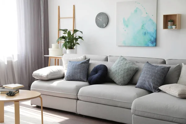 Sala Estar Elegante Com Sofá Confortável Perto Janela Design Interiores — Fotografia de Stock