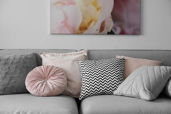 舒适的沙发 不同的枕头在室内 室内设计 — 图库照片