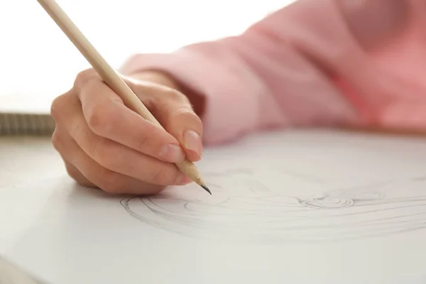 Vrouw Tekening Meisje Portret Met Potlood Vel Papier Aan Tafel — Stockfoto