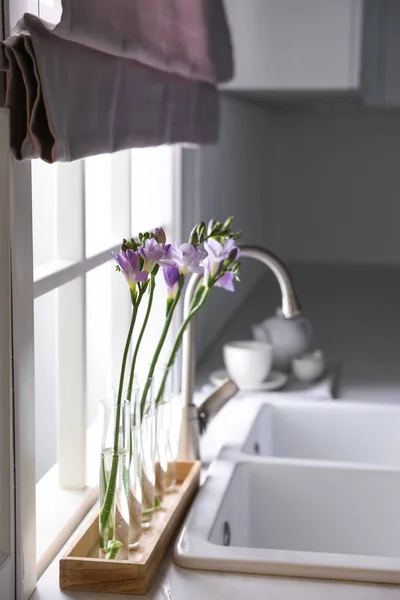 Красиві Квіти Фрезії Біля Вікна Кухні — стокове фото