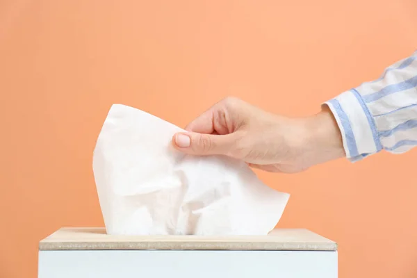 Mujer Tomando Tejido Papel Titular Sobre Fondo Marrón Claro Primer — Foto de Stock