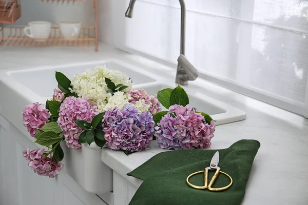싱크대에 아름다운 하이드라 꽃들과 꽃다발 — 스톡 사진