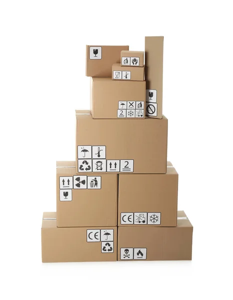Pilha Caixas Papelão Com Diferentes Símbolos Embalagem Fundo Branco Entrega — Fotografia de Stock