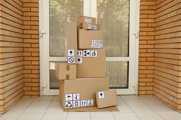 Boîtes Carton Avec Différents Symboles Emballage Sur Tapis Porte Près — Photo