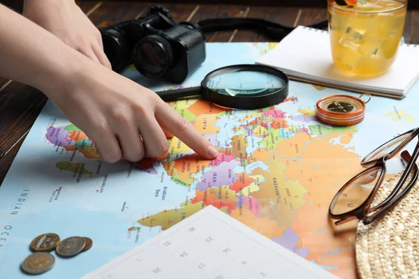 Vrouw Met Wereldkaart Aan Tafel Van Dichtbij Reizen Tijdens Zomervakantie — Stockfoto