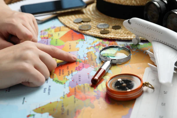 Mujer Con Mapa Del Mundo Mesa Primer Plano Viajar Durante — Foto de Stock