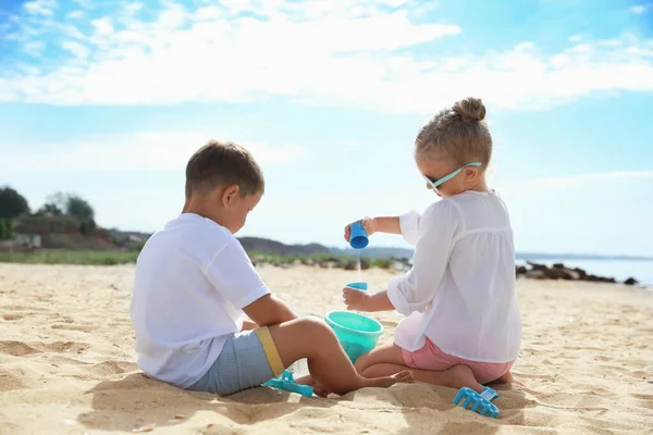 Crianças Brincando Praia Mar Fora — Fotografia de Stock