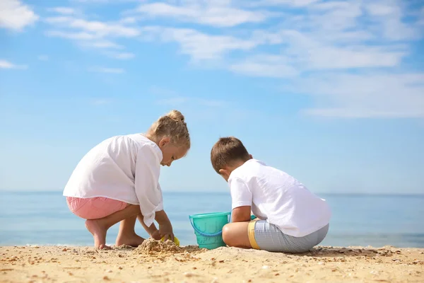 Crianças Brincando Praia Mar Fora — Fotografia de Stock