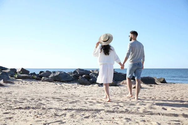 Glada Unga Par Promenader Stranden Nära Havet Bröllopsresa — Stockfoto