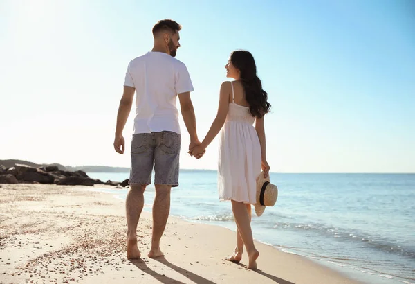 Glada Unga Par Promenader Stranden Nära Havet Bröllopsresa — Stockfoto