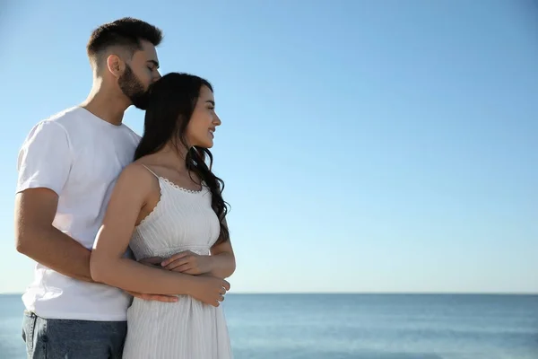 Feliz Casal Jovem Praia Viagem Lua Mel — Fotografia de Stock