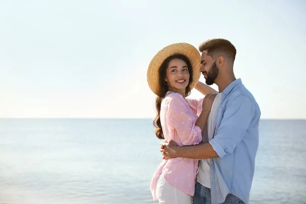 Glada Unga Par Stranden Bröllopsresa — Stockfoto