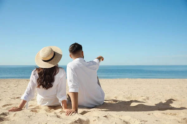 Junges Paar Strand Der Nähe Des Meeres Rückansicht Flitterwochen — Stockfoto