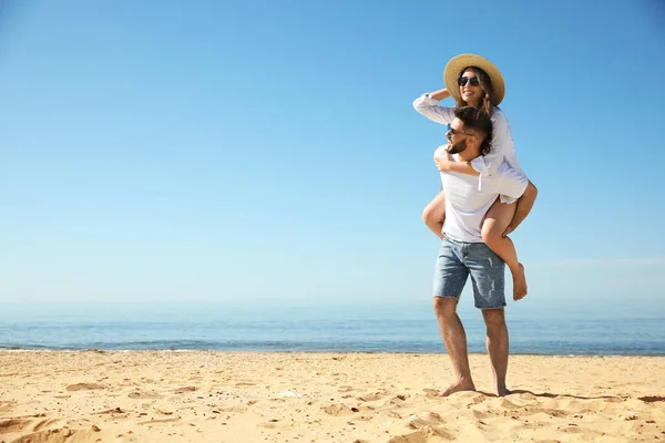 海の近くのビーチで楽しんでいる幸せな若いカップル 新婚旅行 — ストック写真