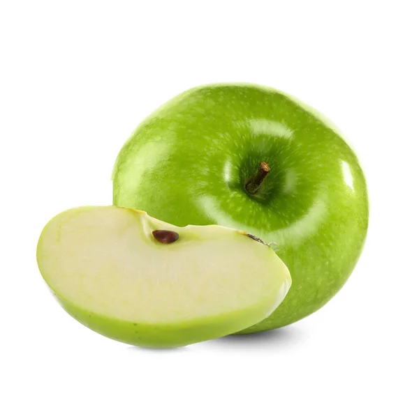 배경에 초록색 사과를 썰어서 통째로 넣는다 — 스톡 사진