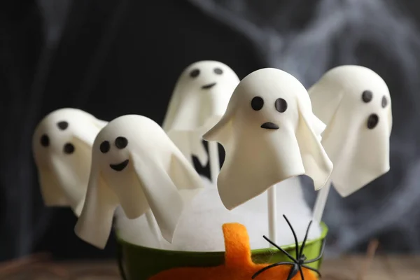 Pastel Forma Fantasma Aparece Fondo Oscuro Primer Plano Halloween Tratar — Foto de Stock