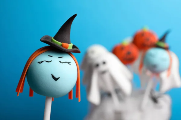 Delicioso Pastel Temático Halloween Aparece Sobre Fondo Azul Claro Primer —  Fotos de Stock