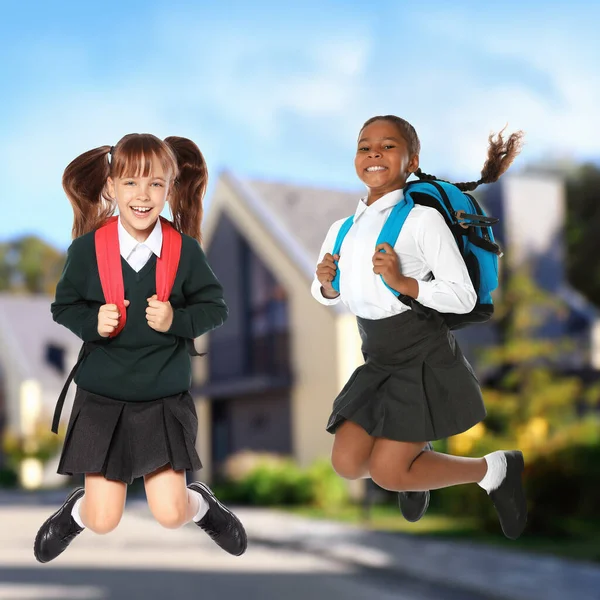 Ευτυχισμένα Κορίτσια Που Πηδάνε Κοντά Στο Σπίτι Σχολικές Διακοπές — Φωτογραφία Αρχείου