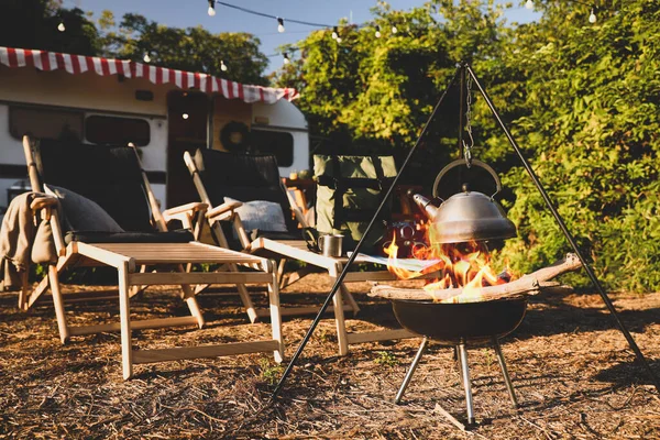 Warmwasserbereitung Auf Offenem Feuer Der Nähe Des Anhängers Campingsaison — Stockfoto