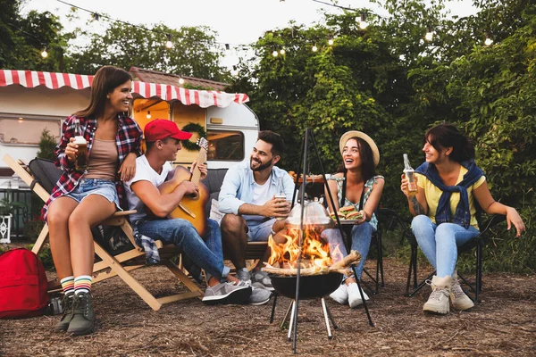 Şenlik Ateşinin Yanında Oturan Mutlu Arkadaşlar Kamp Sezonu — Stok fotoğraf