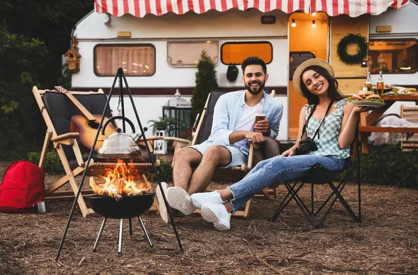 Glückliches Paar Das Sich Der Nähe Des Wohnwagens Ausruht Campingsaison — Stockfoto