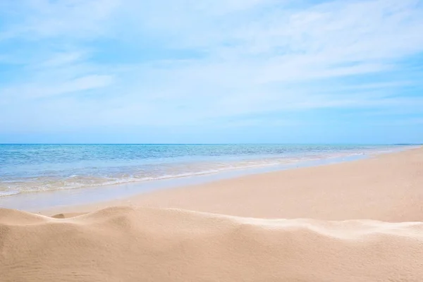 Belle Plage Avec Sable Doré Près Mer — Photo