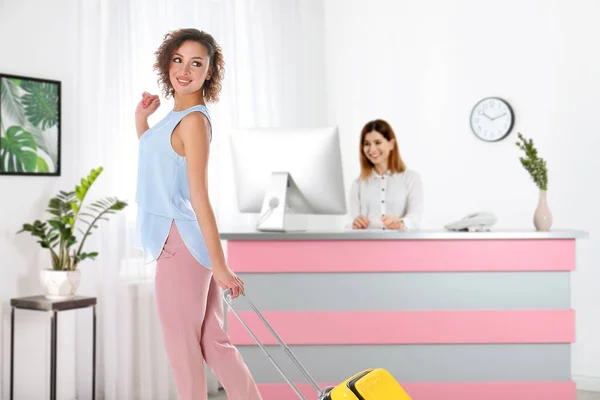 Schöne Frau Mit Koffer Der Nähe Der Rezeption Hotel — Stockfoto