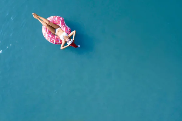 Ung Kvinna Tomte Hatt Och Bikini Med Uppblåsbar Ring Havet — Stockfoto