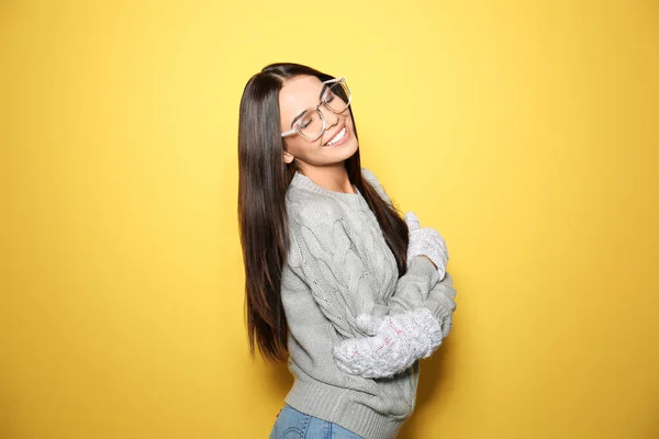 Szczęśliwa Młoda Kobieta Nosi Ciepły Sweter Rękawiczki Żółtym Tle — Zdjęcie stockowe