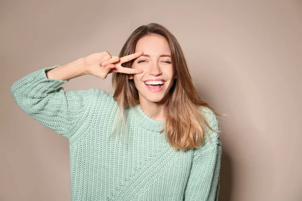 Jovem Feliz Vestindo Camisola Quente Fundo Bege — Fotografia de Stock