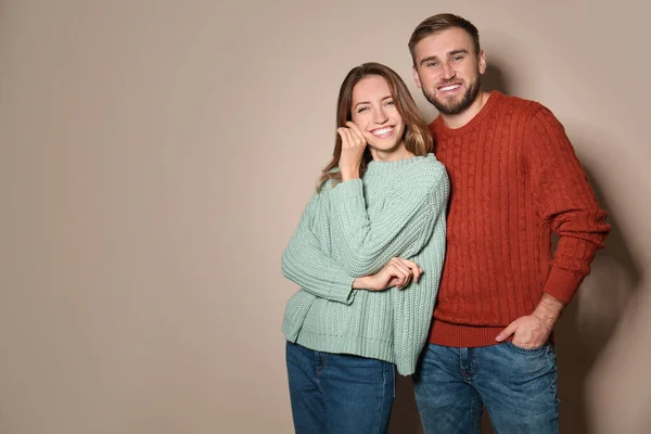 Preciosa Pareja Suéteres Cálidos Sobre Fondo Beige Espacio Para Texto — Foto de Stock