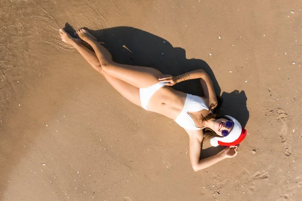 Giovane Donna Che Indossa Babbo Natale Cappello Bikini Sulla Spiaggia — Foto Stock