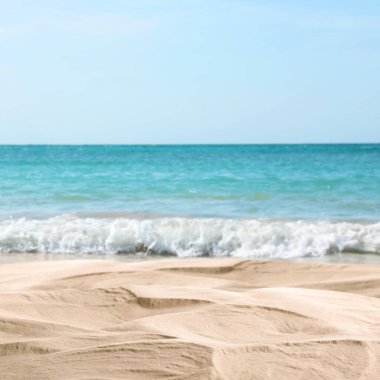 Okyanus dalgaları kumlu sahilde akıyor, yakın çekim manzarası