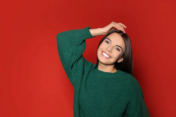 Jovem Feliz Vestindo Camisola Quente Fundo Vermelho — Fotografia de Stock