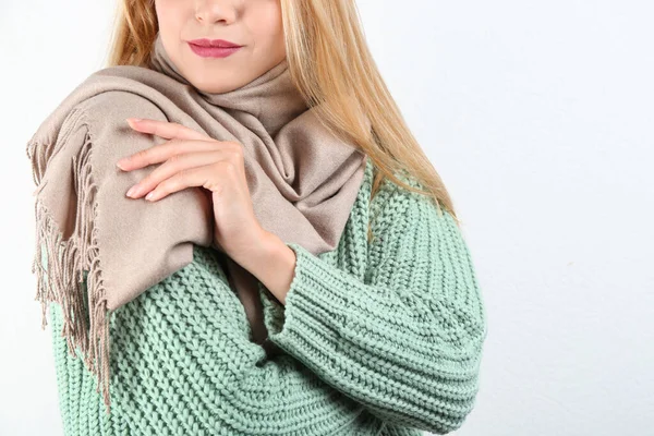 Giovane Donna Che Indossa Maglione Caldo Sciarpa Sfondo Bianco Primo — Foto Stock